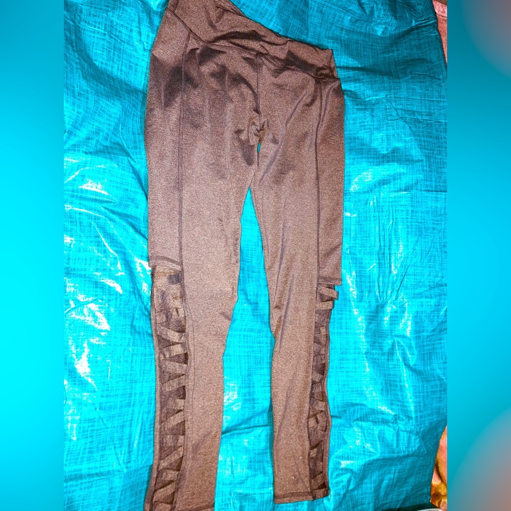Leggings w/ crisscrossed cut-out